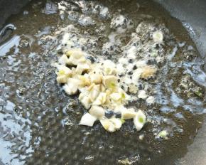 起油锅，油宽一点，放姜末蒜末煸炒。