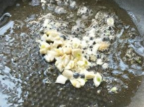 起油锅，油宽一点，放姜末蒜末煸炒。