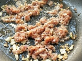 倒入肉末。