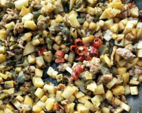 翻炒均匀，加小米辣。