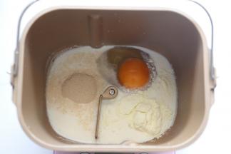 东菱DL-JD08这款面包机揉面功能功能很有劲，真的是一不小心就揉出了手套膜，迫不及待使用了一键烘烤功能，成品特软。好赞。