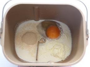 东菱DL-JD08这款面包机揉面功能功能很有劲，真的是一不小心就揉出了手套膜，迫不及待使用了一键烘烤功能，成品特软。好赞。