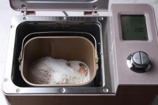 再加入高筋粉，杂粮面粉，和酵母。