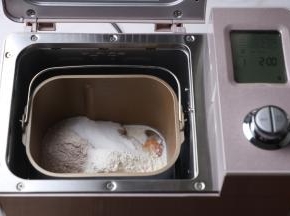 再加入高筋粉，杂粮面粉，和酵母。