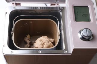 面团揉匀后，就可以加入黄油。