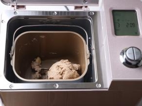 面团揉匀后，就可以加入黄油。