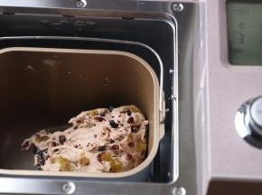 两三分钟后即可加入干果，这款面包机自带撒果功能，但杂粮面包没有加干果这一操作，因本人喜欢干果面包，所以就自已手动加入吧，不错哦。
