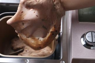 二次揉面结束检查一下面团柔韧性吧，一不小心就揉出了个手套膜。