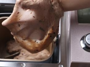 二次揉面结束检查一下面团柔韧性吧，一不小心就揉出了个手套膜。