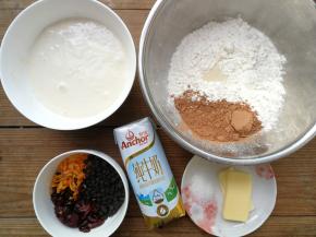 波兰酵种提前一天制作，将波兰酵种的材料搅拌均匀室温发酵半小时后放进冰箱冷藏发酵17小时，波兰酵种发酵好后称量出主面团所需材料，蔓越莓干提前清水洗净泡软后沥干水份