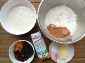 波兰酵种提前一天制作，将波兰酵种的材料搅拌均匀室温发酵半小时后放进冰箱冷藏发酵17小时，波兰酵种发酵好后称量出主面团所需材料，蔓越莓干提前清水洗净泡软后沥干水份