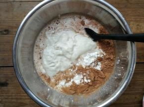 主面团的粉类材料放在盆中，投入白砂糖和酵母，加入制作好的波兰酵种和牛奶