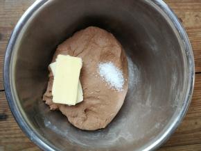 和成光滑的面团后加入软化的黄油和盐，继续揉面