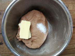 和成光滑的面团后加入软化的黄油和盐，继续揉面