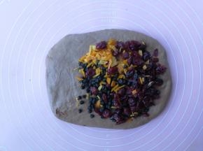 将面团整理成方形，馅料铺在面团上