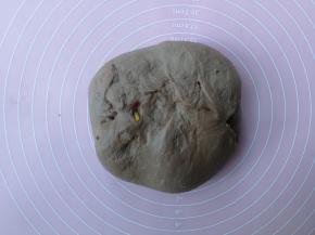 通过多次折叠加刮板切割将馅料均匀裹进面团里