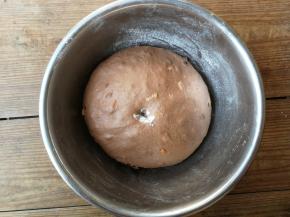 大约一小时后，检查发酵状态，手指粘粉戳洞不塌陷不回缩即可