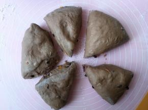 面团倒出在揉面垫上，分割成等份的五份