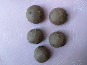 5份面团分别收圆，注意将分割切口往下收进面团底部再滚圆，依次做好后盖保鲜膜静置松弛20分钟