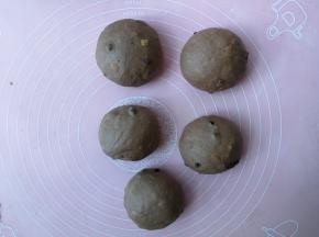 5份面团分别收圆，注意将分割切口往下收进面团底部再滚圆，依次做好后盖保鲜膜静置松弛20分钟