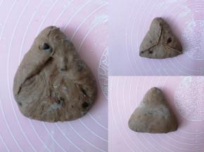 松弛后的面团分别进行整形，这是整理成三角形的手法，圆形面团按扁后翻面，依次往中间推出三个边，再将三条边接缝处捏紧，然后面团翻面使接缝收口朝下