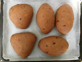 放入烤箱开启发酵档，底部放一碗热水，进行二发，约40分钟左右取出