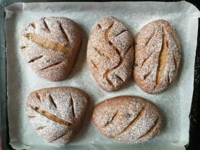 用面粉筛在二发后的面团上均匀筛上一层薄薄的高粉，然后用割刀割出喜欢的花纹