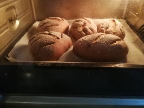 烤箱200度预热5分钟，然后送入预热好的烤箱中下层烘烤，190度17分钟左右