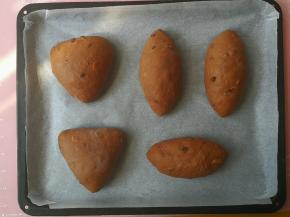 依次整理好5个面团，摆入烤盘