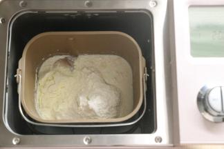 以上食材适用于学厨汉堡模具4个的用量。
除黄油外，把以上食材一同放入东菱DL-JD08型面包机桶内，启动和面程序10分钟。