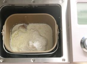 以上食材适用于学厨汉堡模具4个的用量。
除黄油外，把以上食材一同放入东菱DL-JD08型面包机桶内，启动和面程序10分钟。