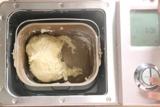 10分钟后加入黄油，再次启动和面15分钟。