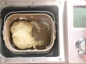 10分钟后加入黄油，再次启动和面15分钟。