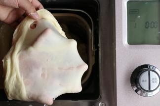 拉出有韧性手膜（借我的小助理做个示范，偷笑……）