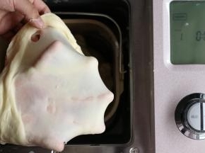 拉出有韧性手膜（借我的小助理做个示范，偷笑……）