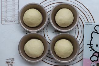 取出排气，平均分割成4等份。