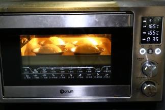 放入东菱烤箱上下火165度，中下层烘烤35分钟，在最后15分钟左右，覆盖锡纸，防止表面上次过度。