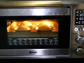 放入东菱烤箱上下火165度，中下层烘烤35分钟，在最后15分钟左右，覆盖锡纸，防止表面上次过度。