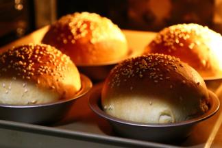 趁热就可以从模具中取出，放在网架上，夹馅就依个人喜好吧，我夹了块牛排，色拉酱，生菜等……