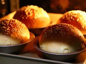 趁热就可以从模具中取出，放在网架上，夹馅就依个人喜好吧，我夹了块牛排，色拉酱，生菜等……