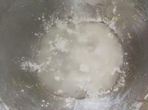 开水放进澄粉里面，先用筷子搅成絮，在用刮刀翻压，压至澄粉透明。