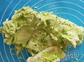 把澄粉放进糯米粉里面，借助刮刀和硅胶垫揉均匀，一开始会很粘，慢慢就好了
