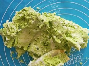 把澄粉放进糯米粉里面，借助刮刀和硅胶垫揉均匀，一开始会很粘，慢慢就好了