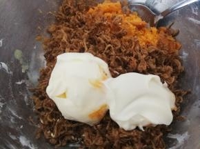 加入肉松和沙拉酱，搅拌成团