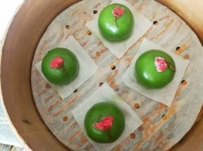 蒸锅上汽后，把蒸笼放进去，大火蒸十分钟左右，不要蒸久了，会塌陷不好看