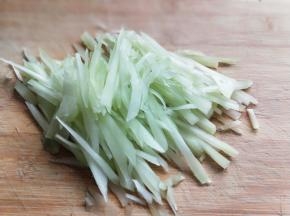 莴笋去皮，洗干净，切丝。