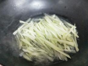 下入莴笋丝。