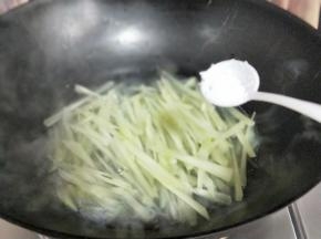 加入盐，煮1分钟。