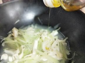 滴入麻油，生抽，大火烧开。