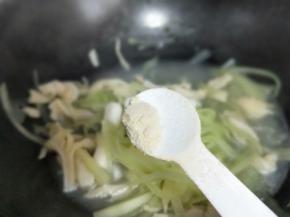 关火加入鸡粉。